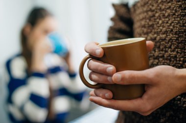 adam tutarak bardak çay