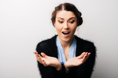 Kız bir şey gösterir 