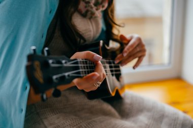 Kadın gitar gitar çalıyor 