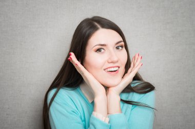 Genç, gülümseyen kadın 