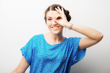 ok bir jest kadın gösterir