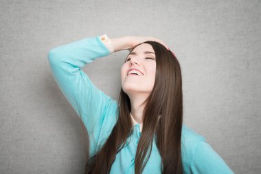 Kız holding baş ve geri çekme