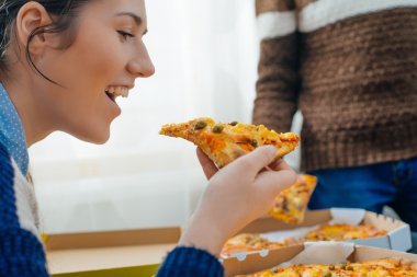erkek ve kadın bir pizza paylaşmak