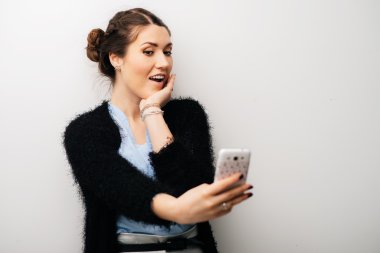 Kadın selfie çekiyor. 