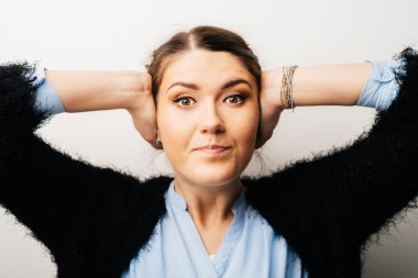 Kulaklarını kapatan kadın 