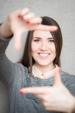 kadın bir karesini gösterir