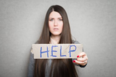 Yardım metni tutan kadın