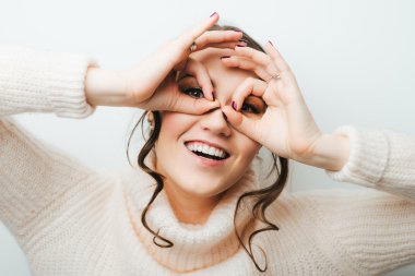 Kız el dürbün gösterir 