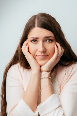 Genç, gülümseyen kadın 