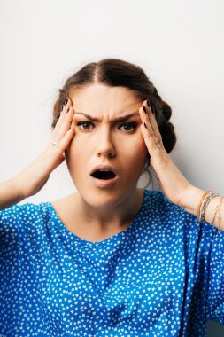 esmer kız bir baş ağrısı vardır