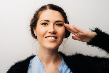 genç kadın selamlayan