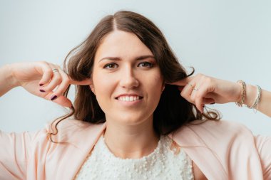 Kulaklarını kapatan kadın 