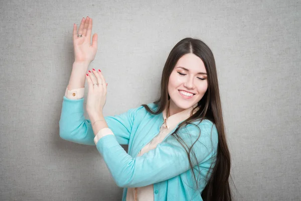 Mujer joven gesticulando — Foto de Stock