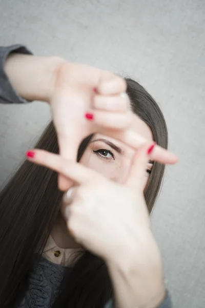 Woman shows a frame — Stock Photo, Image