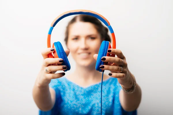 Auriculares de sujeción de chica —  Fotos de Stock