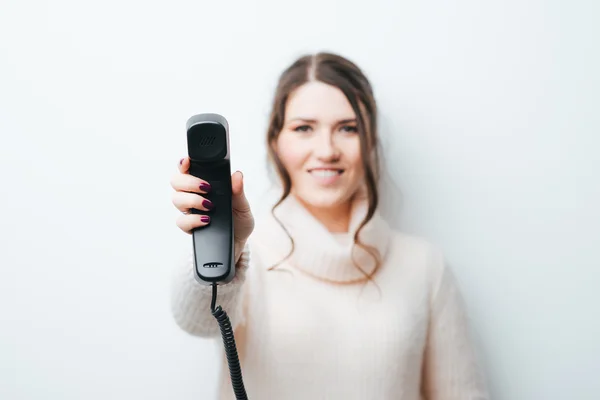 Menina dá a alça do telefone — Fotografia de Stock