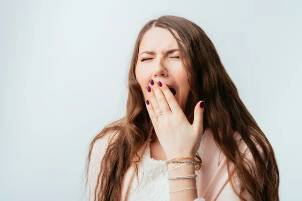 Junge Frau gähnt — Stockfoto