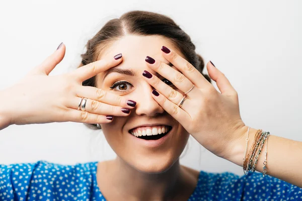 ผู้หญิงมองผ่านนิ้วมือ — ภาพถ่ายสต็อก