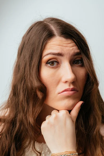 Girl props her chin — Stock Photo, Image