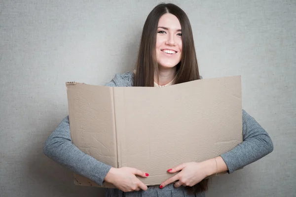 Mujer mostrando vacío tablero — Foto de Stock