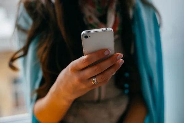 Vrouw belt op telefoon nummer — Stockfoto