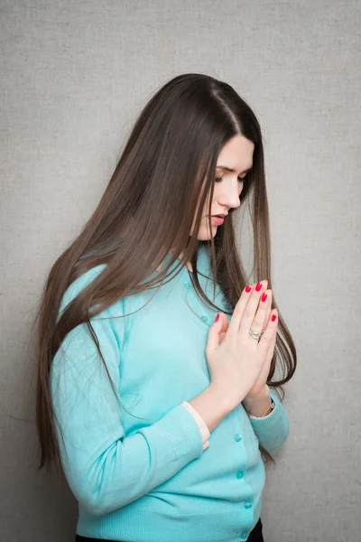 Brunette meisje bidden — Stockfoto