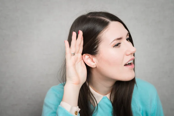 Žena se snaží naslouchat něco — Stock fotografie