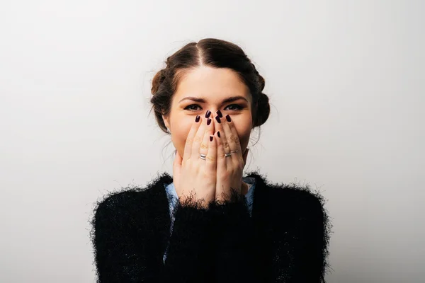 Dívka pokrývá ústa rukama — Stock fotografie