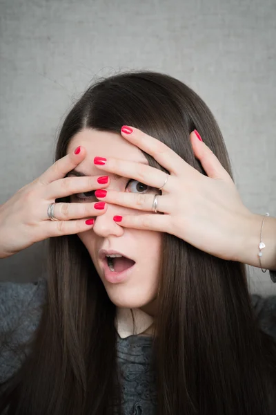 Mujer joven cierra los ojos — Foto de Stock