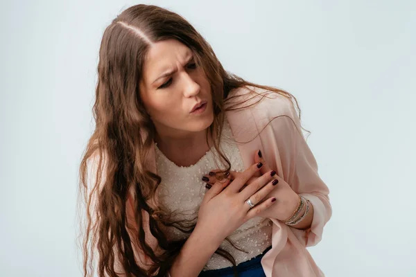 Joven mujer tiene dolor de corazón —  Fotos de Stock