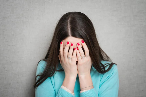 Mujer cubriendo su cara — Foto de Stock