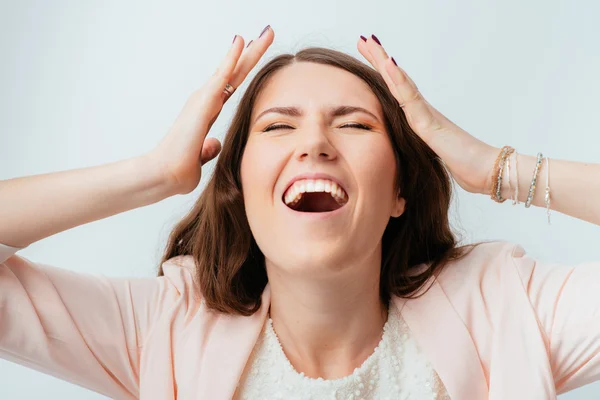 Mujer gritando con las manos en la cabeza — Foto de Stock