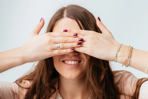 Donna che si copre gli occhi — Foto Stock