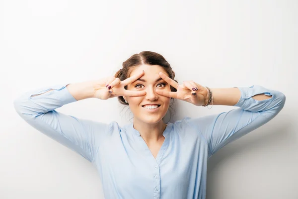 Chica mostrando señal de victoria — Foto de Stock