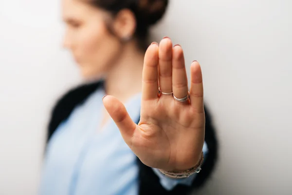 Menina mostrando parar gesto — Fotografia de Stock