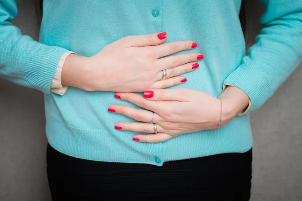 Mujer tiene dolor de estómago —  Fotos de Stock