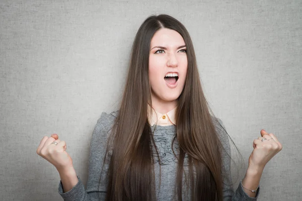 Jonge vrouw vieren — Stockfoto