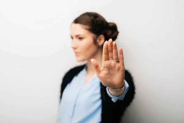 Menina mostrando parar gesto — Fotografia de Stock