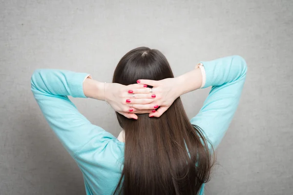 Mujer cogida de la mano detrás de la cabeza — Foto de Stock