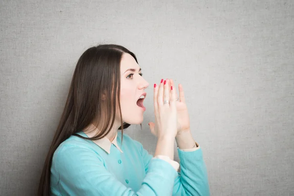 Mujer llamando a alguien — Foto de Stock