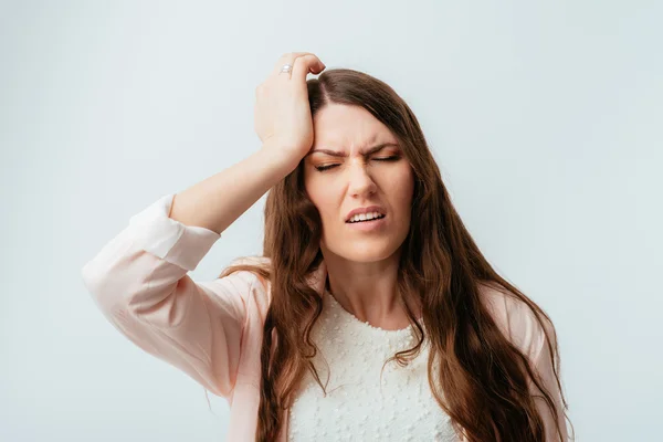 Mladá žena trpí bolestí hlavy — Stock fotografie