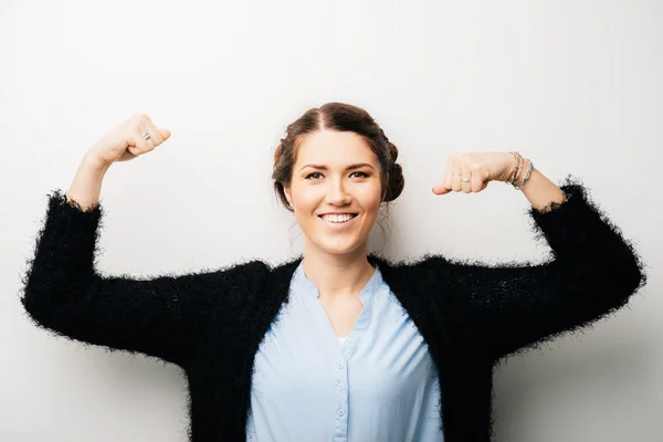 Vrouw toont haar spieren — Stockfoto