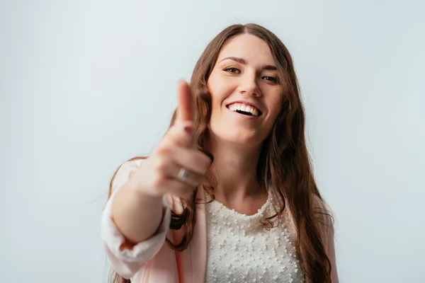 Mujer apuntando a la cámara — Foto de Stock