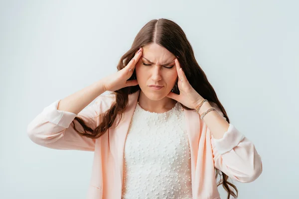 Chica tiene dolor en los templos — Foto de Stock