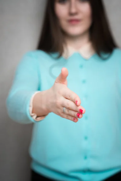 Kvinnan sträcker sig hennes hand för ett handslag — Stockfoto