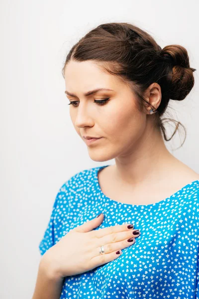 Meisje die hand op haar borst — Stockfoto