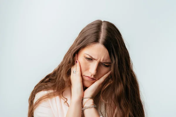 És uma mulher triste. — Fotografia de Stock