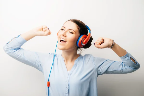 Schattig meisje in hoofdtelefoons dansen — Stockfoto