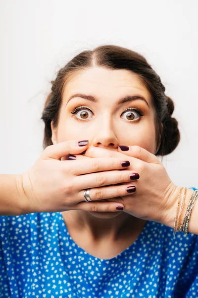 Fille couvre bouche avec les mains — Photo