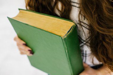  ellerinde büyük kitap